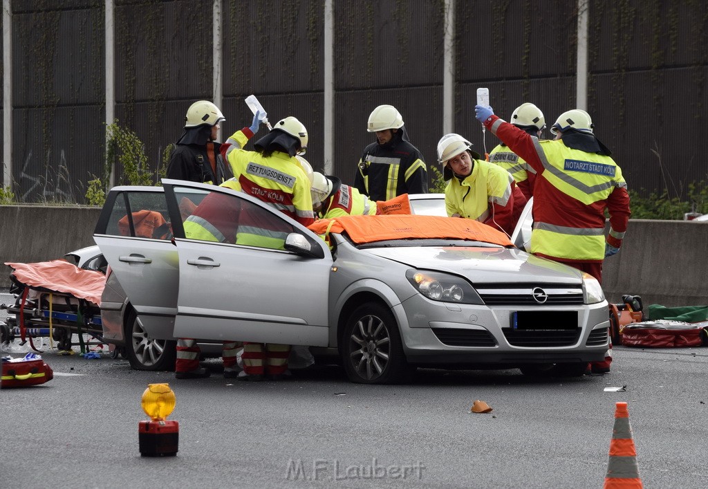 VU Auffahrunfall A 3 Rich Oberhausen kurz vor AS Koeln Dellbrueck P014.JPG - Miklos Laubert